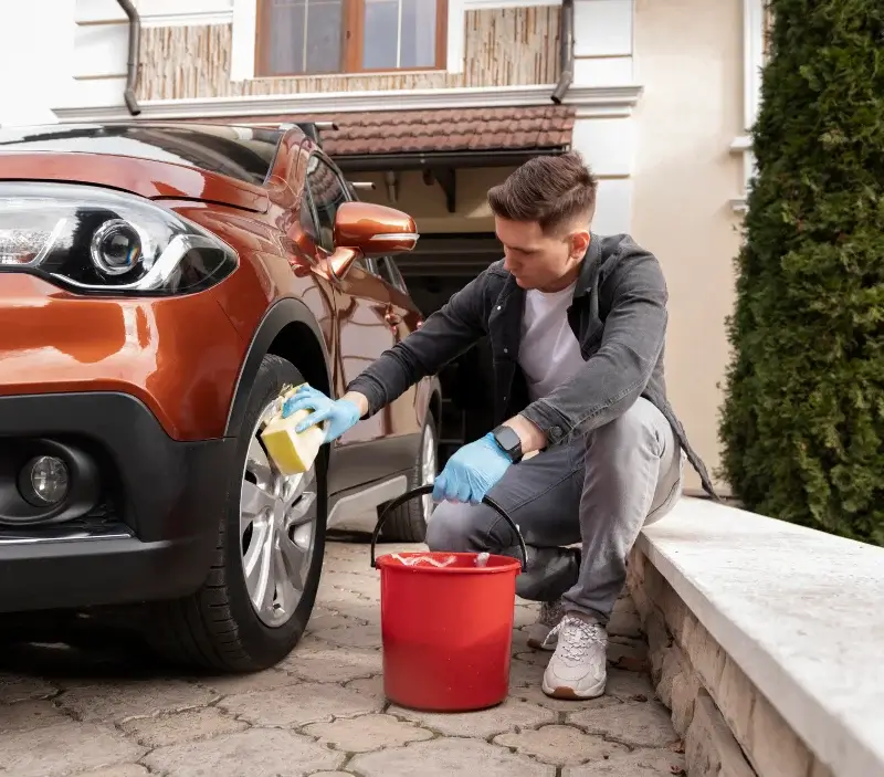 Lavage auto à domicile Castelmoron-sur-Lot : professionnel intervenant sur un véhicule
